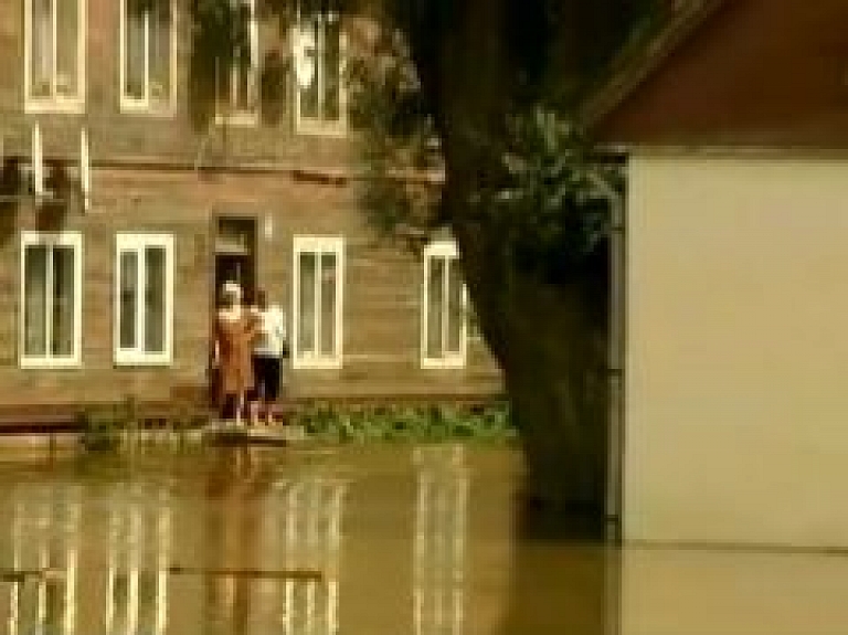 Saldus atgūstas pēc lietavu izraisītajiem plūdiem (video)