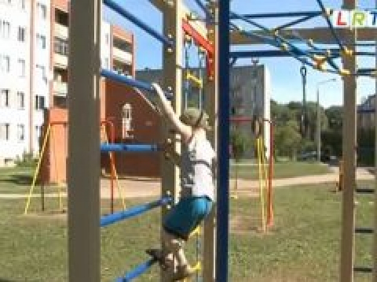 Preiļos uzstādīti rotaļu laukumi (video)