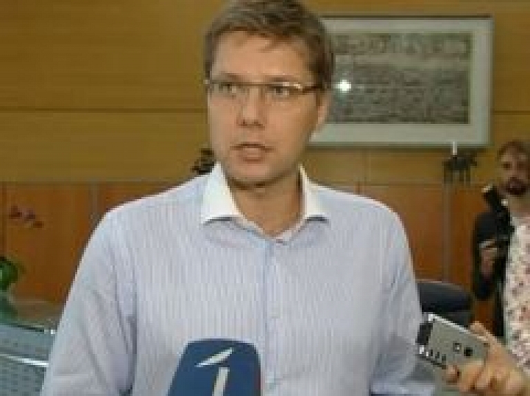 Nils Ušakovs šodien atgriežas darbā (video)
