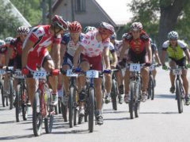 Kuldīgā SEB MTB ceturtajā posmā uzvar Alans Orass un Lelde Ardava