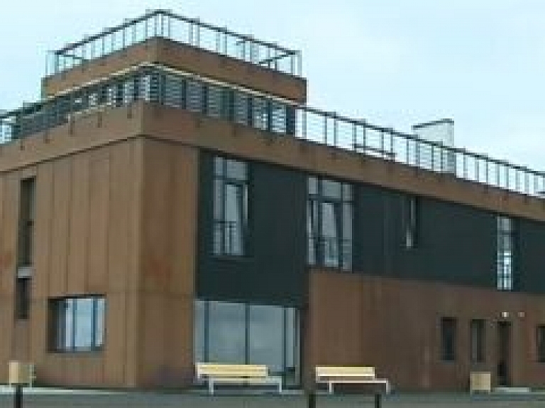 Rēzeknes novadā par ES līdzekļiem tapis invalīdiem nepieejams ūdenstūrisma attīstības centrs (video)