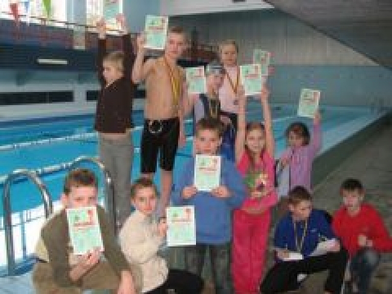 Salas peldbaseina peldētāji tiks pie speciāla inventāra