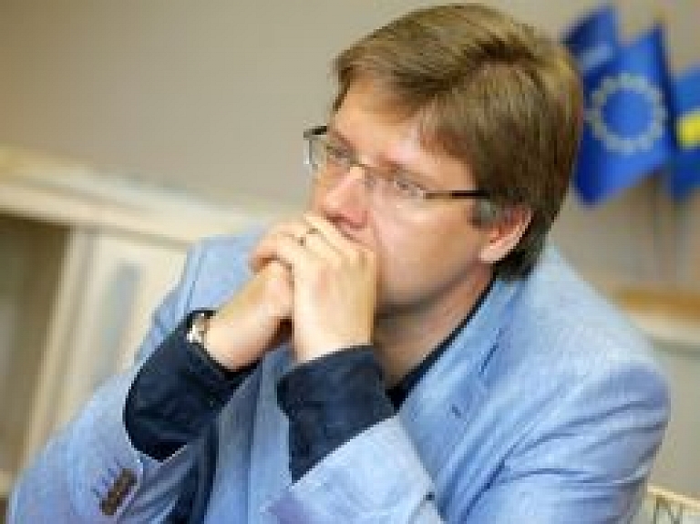 Ušakovs ārstniecības izdevumus prasīs no valsts; saziedoto atdos bērniem