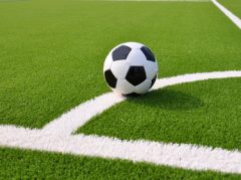 Talkā Mores pamatskolā labiekārto skolas sporta laukumu