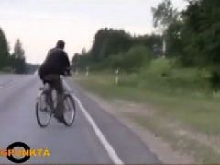 Lauris Reiniks netālu no Apes nofilmē iereibušu velosipēdistu riņķojam pa šoseju (video)