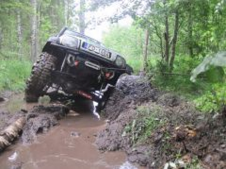 Rugājos Latvijas atklātā Trofi reidu čempionāta posmā piedalās 62 tehnikas vienības (galerija)