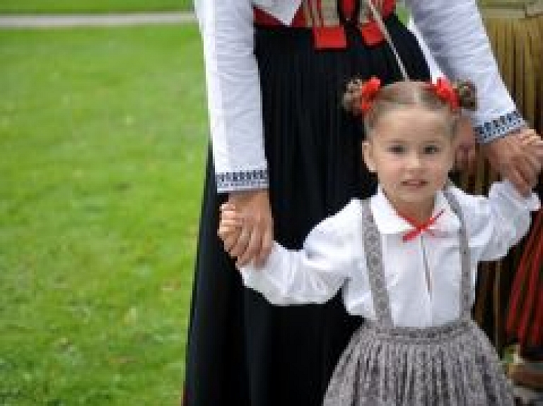 Šodien 11.novembra krastmalā būs skatāms ziņģu koncerts "Jāņu nakti negulēju" un Līgo uzvedumi