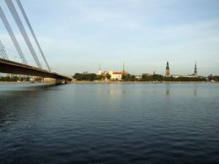ASV Gaisa spēku paraugdemonstrējumu komanda veic lidojumus virs Daugavas posma Rīgā (video) - papildināts