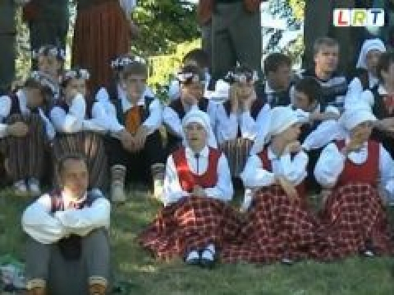 Krāslavā aizvadīts deju kolektīvu sadancis (video)