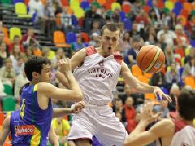 Liepājā Latvijas U-20 basketbolisti pārspēj Brazīlijas U-19 izlasi