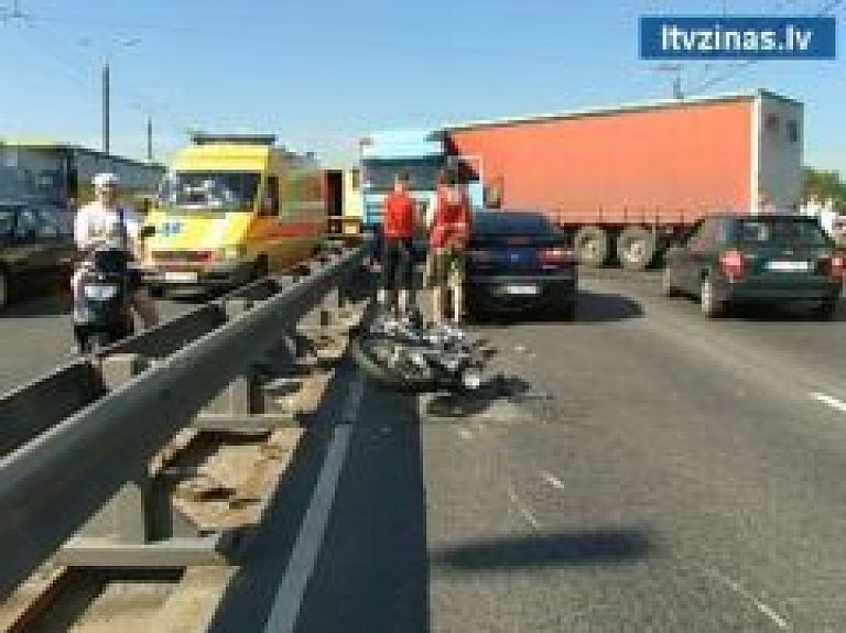 Pēc avārijas satiksme uz Salu tilta ir atjaunota abos virzienos (video) - papildināts