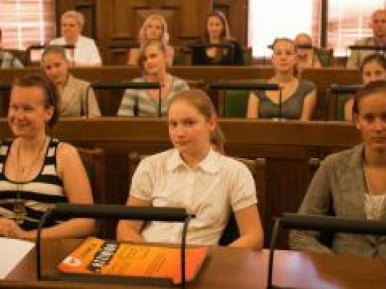 Basketbolistu torte Saeimas namā