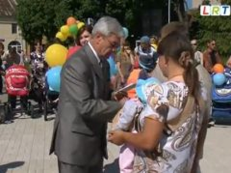 Krāslavā jau ceturto gadu godina jaundzimušos mazuļus un viņu vecākus (video)