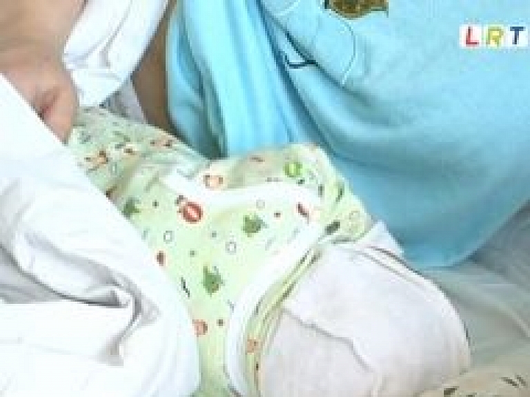 Iedzīvotāji nav apmierināti ar lēmumu slēgt Preiļu slimnīcas dzemdību nodaļu (video)
