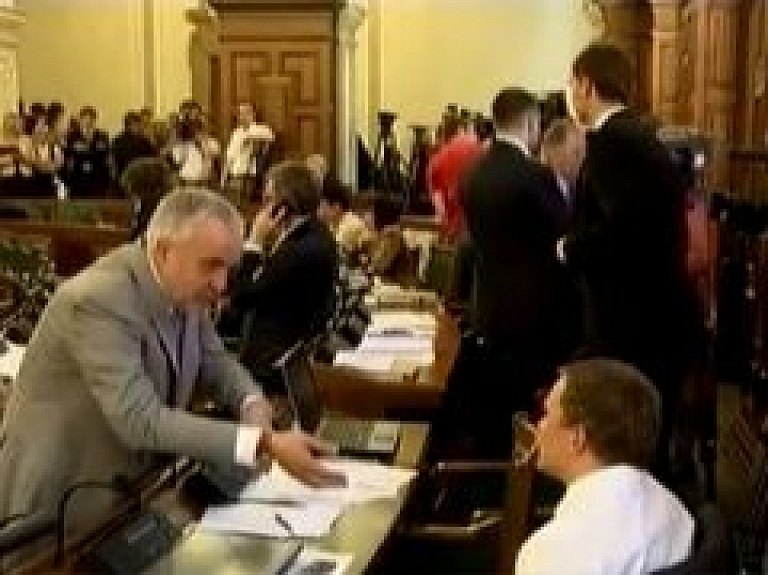 Raidījums: Andris Šķēle prezidenta vēlēšanās balsis meklējis arī pie Guntara Galvanovska (video)