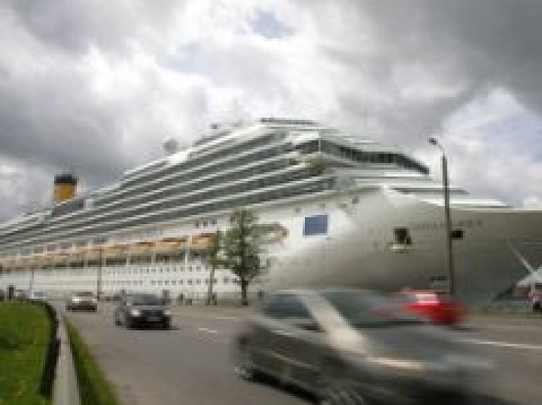 Šodien Rīgā pietauvojās lielākais kruīza kuģis ostas vēsturē (galerija/ video) - papildināts