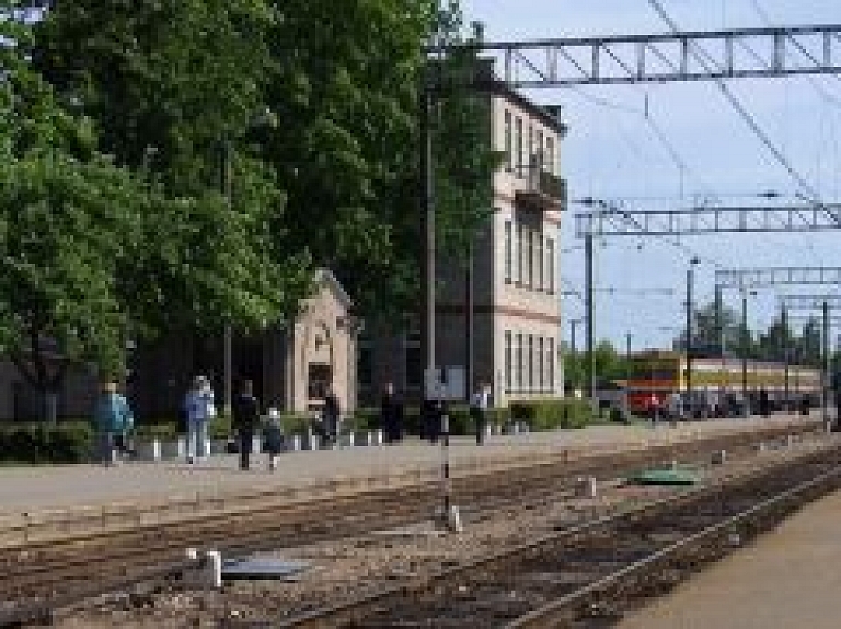 Jelgavas stacijā cilvēkiem ar kustību traucējumiem palīdzēs iekļūt un izkļūt no vilciena (video) - papildināts