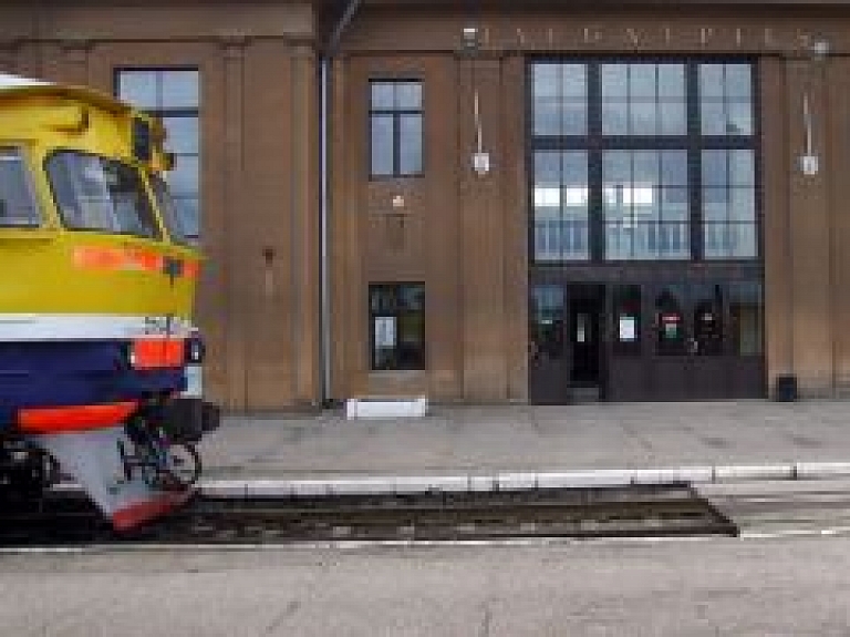 Daugavpils stacijā cilvēkiem ar kustību traucējumiem palīdzēs iekļūt un izkļūt no vilciena (video) - papildināts