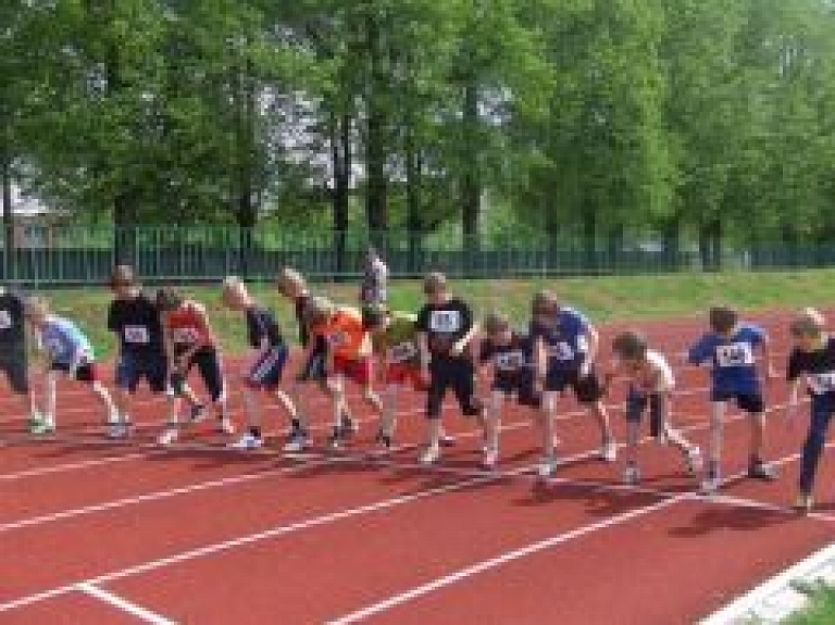 Jaunie vieglatlēti iekaro Jēkabpils stadionu (galerija)
