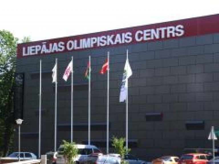 Liepājas Olimpiskajā  centrā katru svētdienu norisinās Biznesa centra kauss telpu futbolā