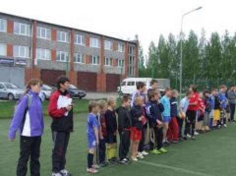 Futbola diena Jēkabpilī vienkopus pulcē jaunos futbolistus (galerija)