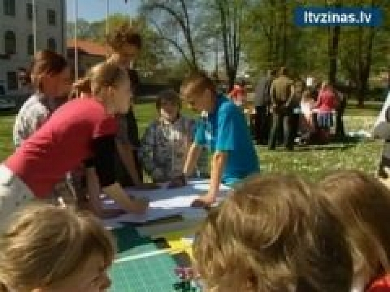 Rīgā bērni projektē prezidenta pils laukumu (video)