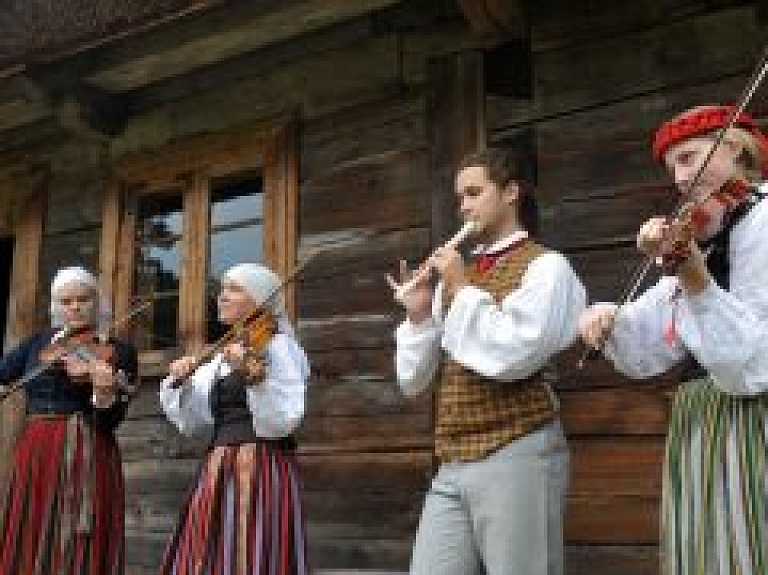 Etnogrāfisko brīvdabas muzeju ar pavasara dziesmām pieskandina 750 Latgales folkloras kopu dalībnieki