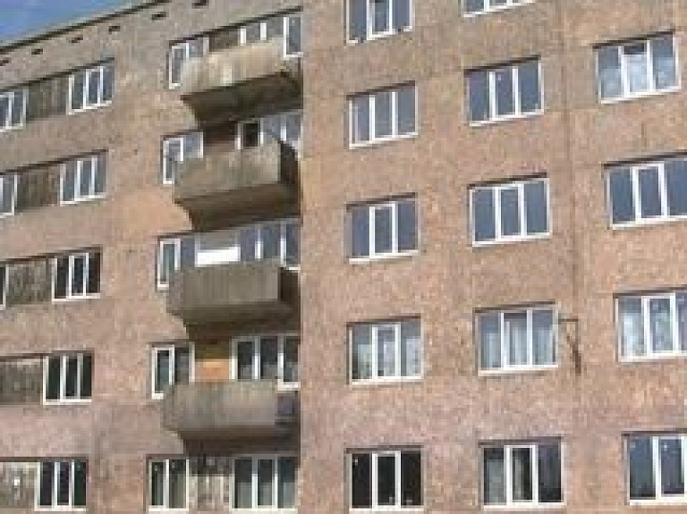 Viļakas novada Kupravas pagastā siltina daudzdzīvokļu māju (video)