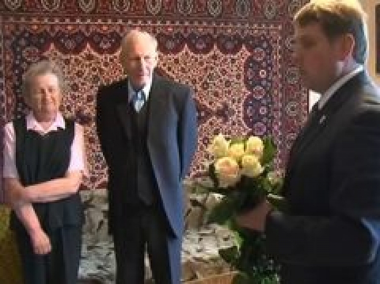 Preiļu novada domes priekšsēdētājs sveic novada iedzīvotājus zelta kāzās (video)