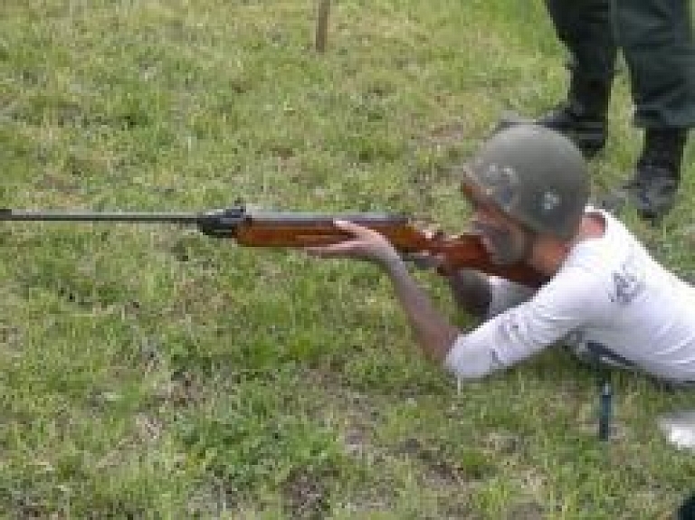 Robežsargu skolas kadeti godam izturēja pārbaudījumu