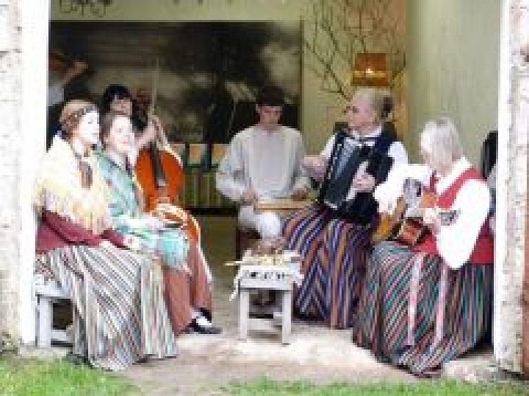 Festivāla "Vadātājs" radošā atmosfēra Cēsu mākslas telpā "Mala"