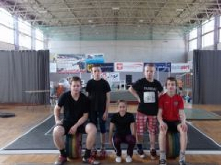 Sporta skolas "Spars" svarcēlāji teicami startē starptautiskajā turnīrā Polijā