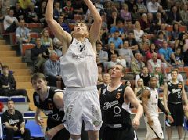 "Liepājas Lauvas" basketbolisti ar pārliecinošu uzvaru uzsāk cīņu par bronzas godalgām LBL