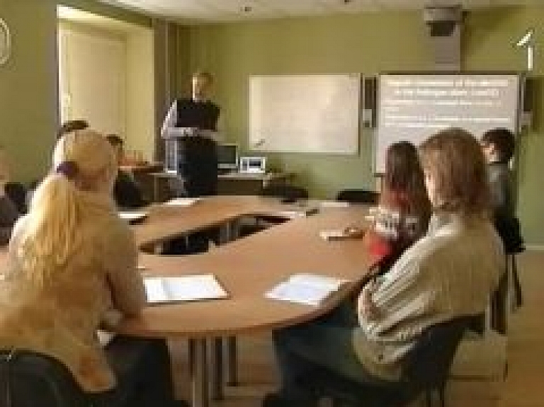 Satversmes tiesa atceļ sociālās stipendijas (video)