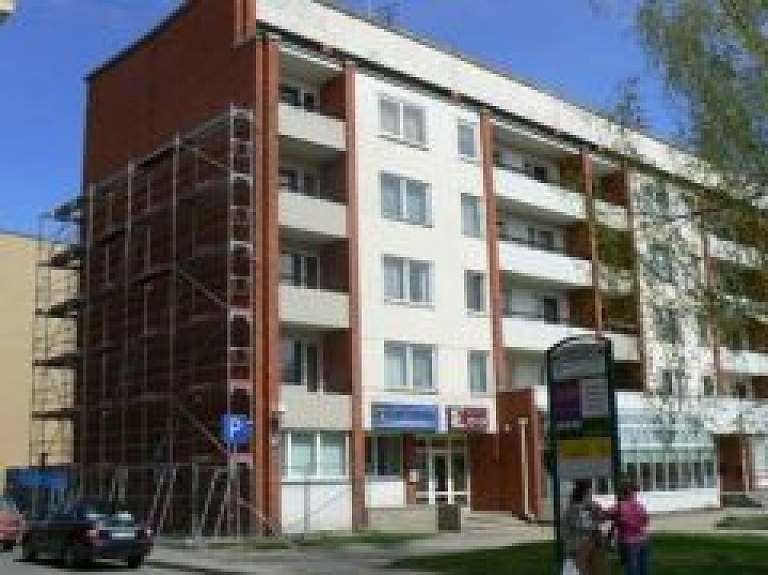 SIA "Valmieras Namsaimnieks" turpina māju renovāciju