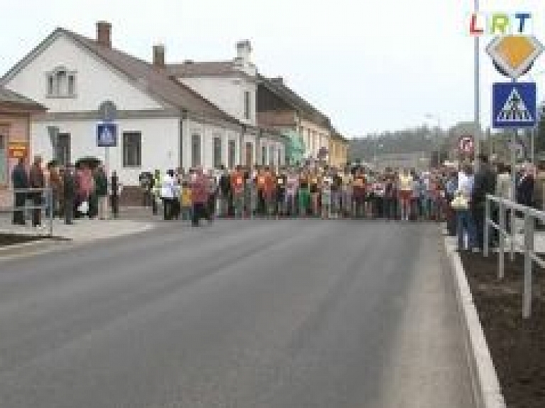Krāslavā masu skrējienā pa pilsētas ielām piedalās 170 dalībnieki (video)