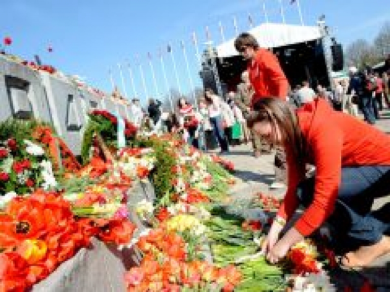 Pasākums Uzvaras parkā pagaidām norit mierīgi; traucēta satiksme (galerija/video) - papildināts