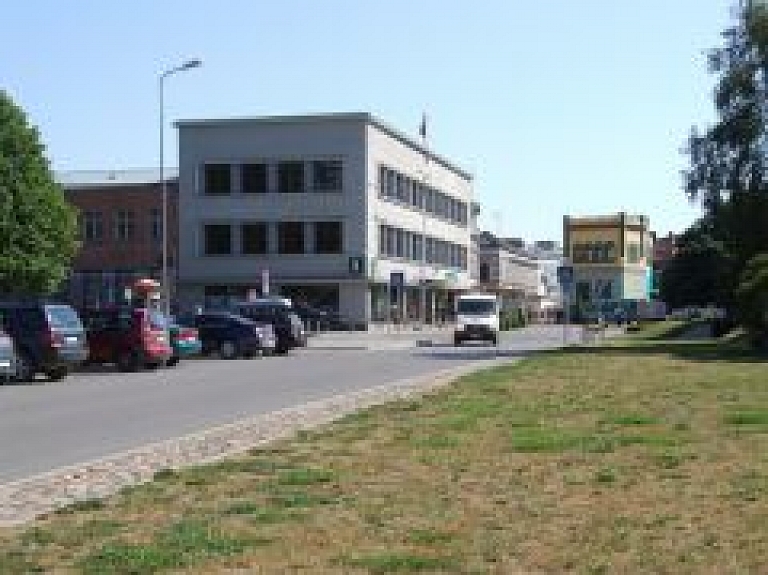 Jūlija sākumā Liepājā un Aizputē uzstāsies Karaliskā anekdošu turnīra dalībnieki