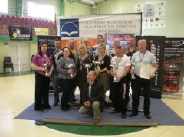 Jēkabpiliešiem medaļām bagāts birums spēka 3-cīņā (galerija)