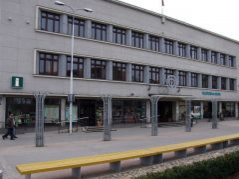 Liepājas Latviešu biedrības namā apskatāma Lienes Bernātes gleznu izstāde "Exponere"