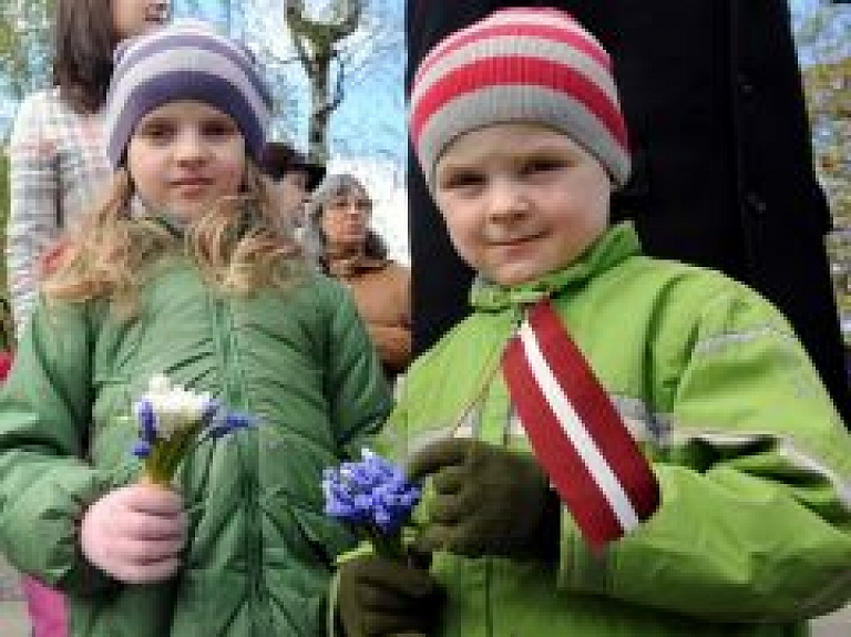 Pie Brīvības pieminekļa aizvadīts valsts svētku pasākums (galerija/video) - papildināts
