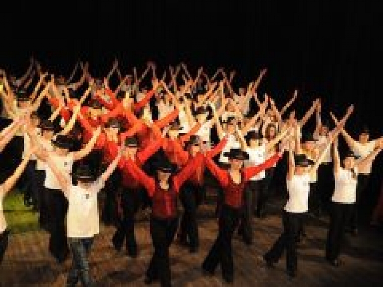 Šodien Liepājā viesojas Līnijdejotāju klubs "Jautrie zābaciņi"