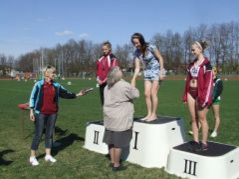 Jēkabpils stadionā vieglatlēti uzsāk sezonu (galerija)