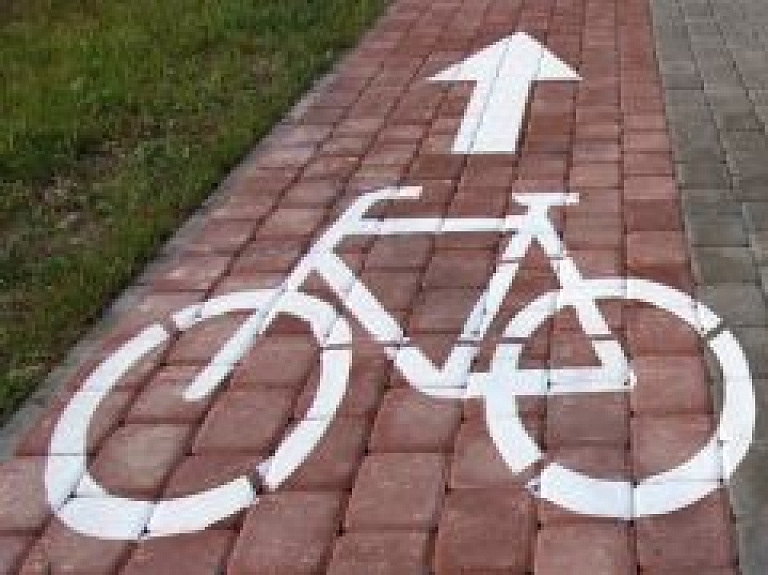 "Balta" kopā ar Liepājas bērnu nama bērniem apzaļumos veloceliņu