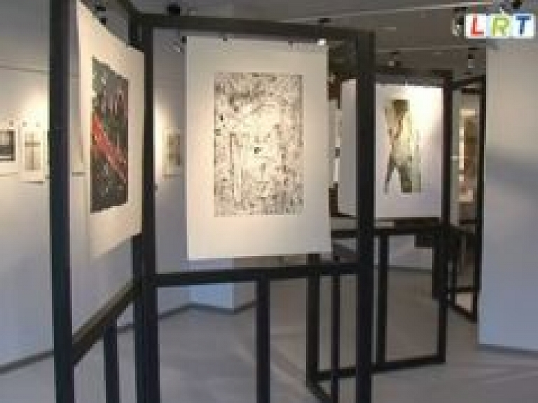 Latgales Kultūrvēstures muzejā atklāta grafiķu mākslas darbu izstāde (video)