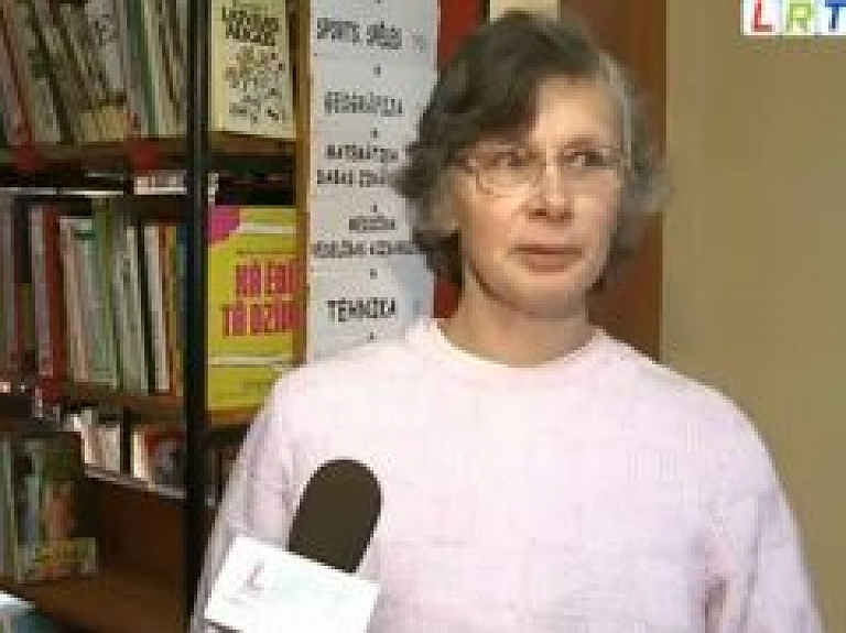 Bērzpils bibliotēkārei Annai Griestiņai piešķir "Gaismas nesējs 2011" apbalvojumu (video)