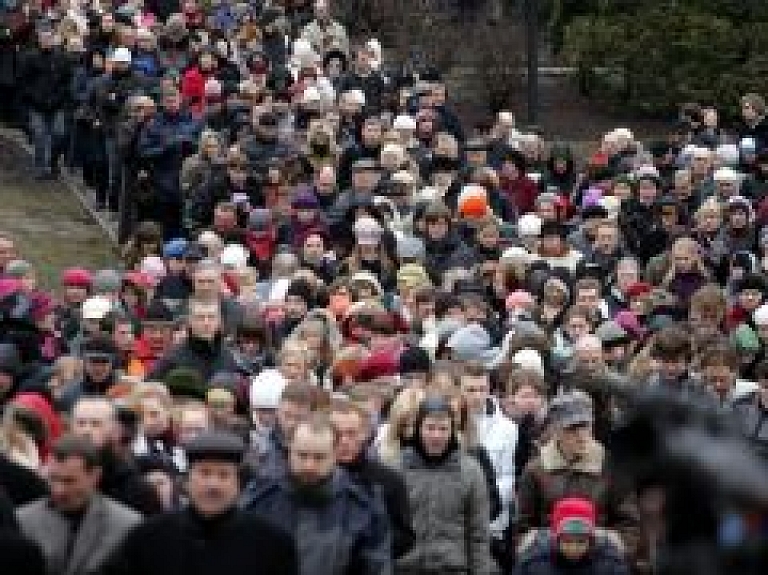 Rīgā Krusta ceļa gājienā piedalās ap 1000 cilvēku (video) - papildināts