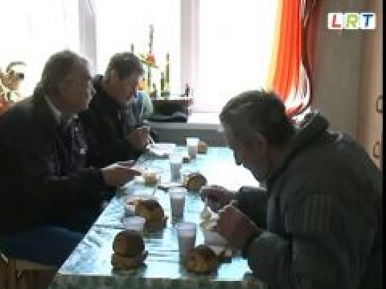 Rēzeknē labdarības akcijas laikā izdala 250 pusdienu porcijas (video)