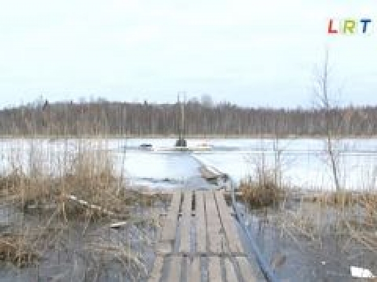 Ludzā uzsākti pirmie mēģinājumi sapropeļa iegūšanai (video)