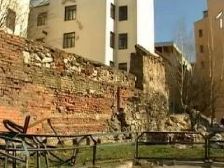 Sabrukusi daļa 700 gadu vecā Rīgas aizsargmūra (video)
